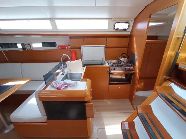 Jeanneau Sun Odyssey 439 (4 cab.) między profesjonalistami a osobami prywatnymi w Lefkáda