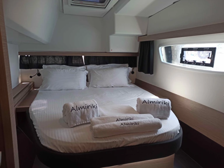 Fountaine Pajot Isla 40 (5 cab.) między profesjonalistami a osobami prywatnymi w Paros (wyspa)