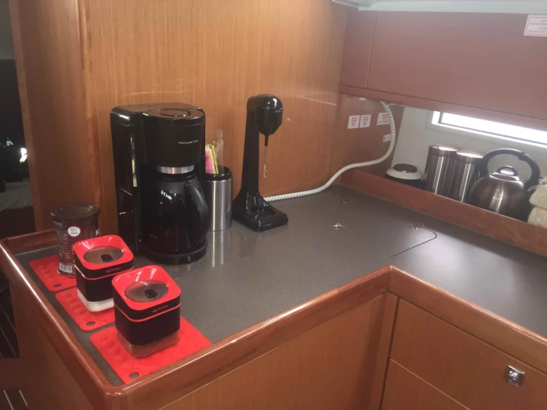 Bavaria Cruiser 46 między profesjonalistami a osobami prywatnymi w Skiathos