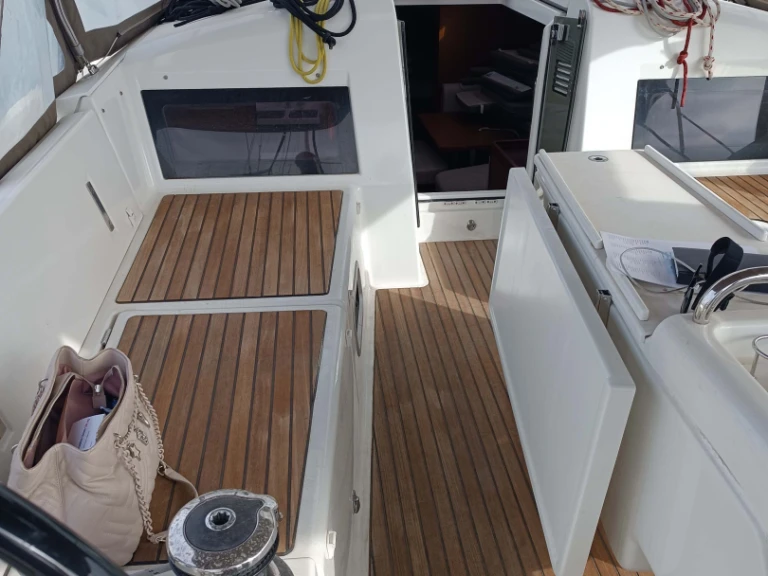 Wynajem Żaglowiec Jeanneau z patentem 