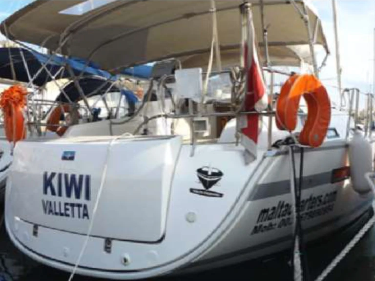 Wynajmij Bavaria Bavaria Cruiser 36 (3 cab.) w Kalkara