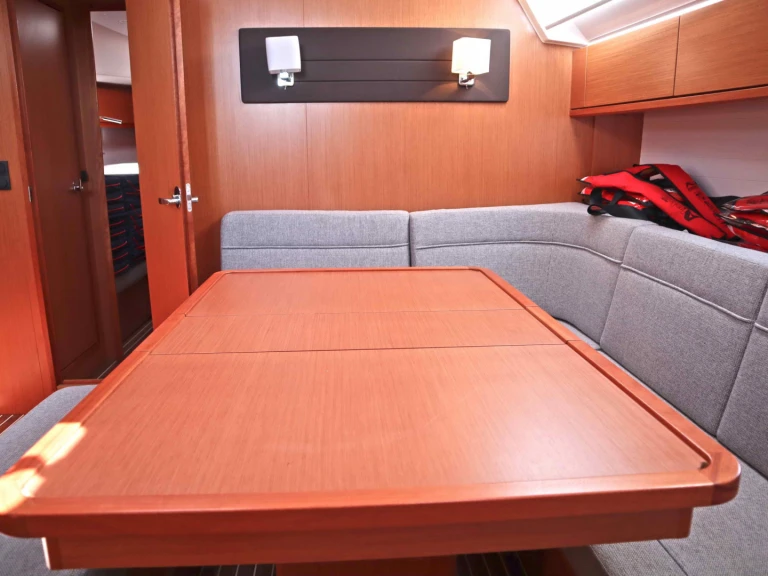 Bavaria Cruiser 46 między profesjonalistami a osobami prywatnymi w Alimos