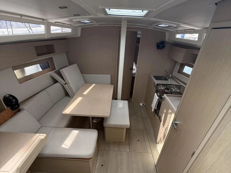 Bénéteau Oceanis 37.1 (3 cab.) między profesjonalistami a osobami prywatnymi w Lefkáda