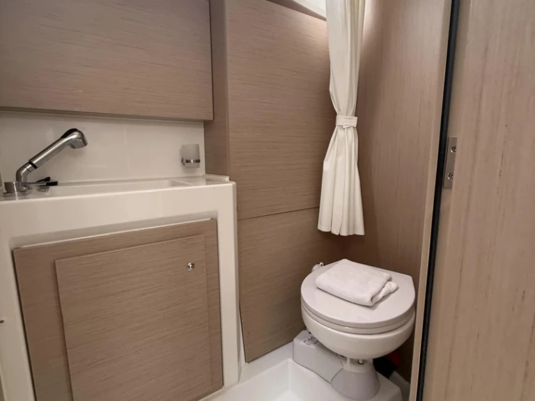 Wynajmij Bénéteau Oceanis 37.1 (3 cab.) w Lefkáda