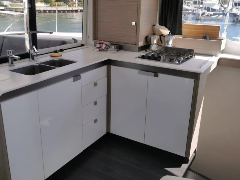 Wynajem Katamaran Fountaine Pajot z patentem 