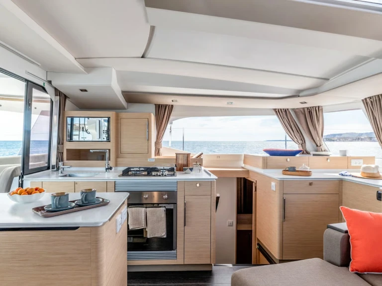 Wynajem Katamaran Fountaine Pajot z patentem 