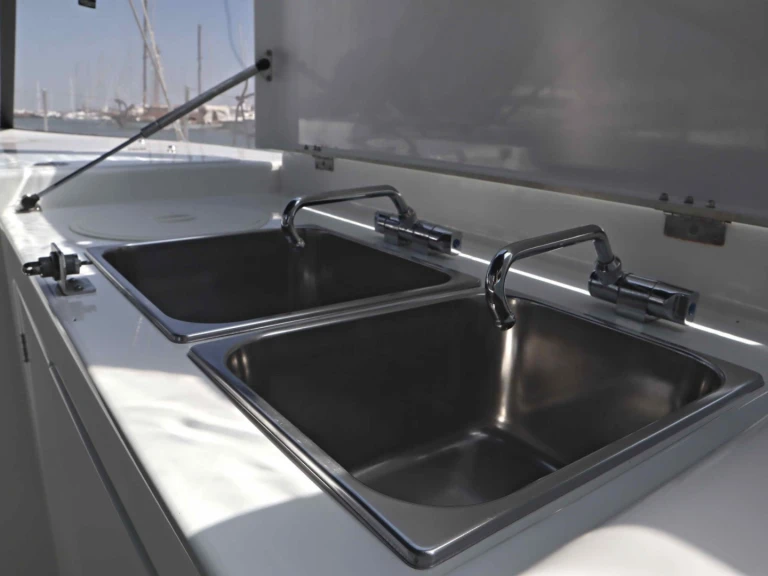 Jeanneau Sun Loft 47 (7 cab.) między profesjonalistami a osobami prywatnymi w Nea Peramos