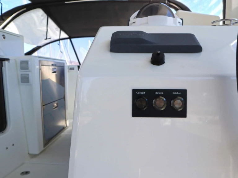 Wynajem w Nea Peramos- Jeanneau Sun Loft 47 (7 cab.) na SamBoat