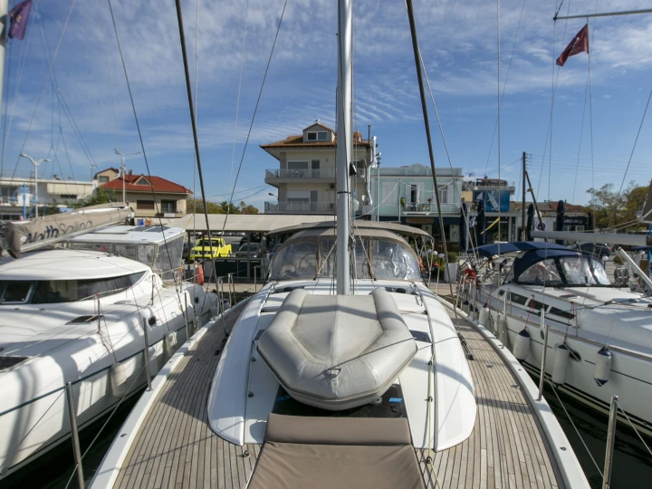 Jeanneau Jeanneau 54 między profesjonalistami a osobami prywatnymi w Nea Peramos