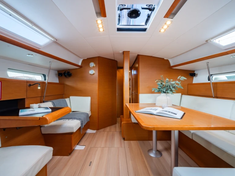 Wynajmij Żaglowiec z lub bez skippera Jeanneau w Lavrio