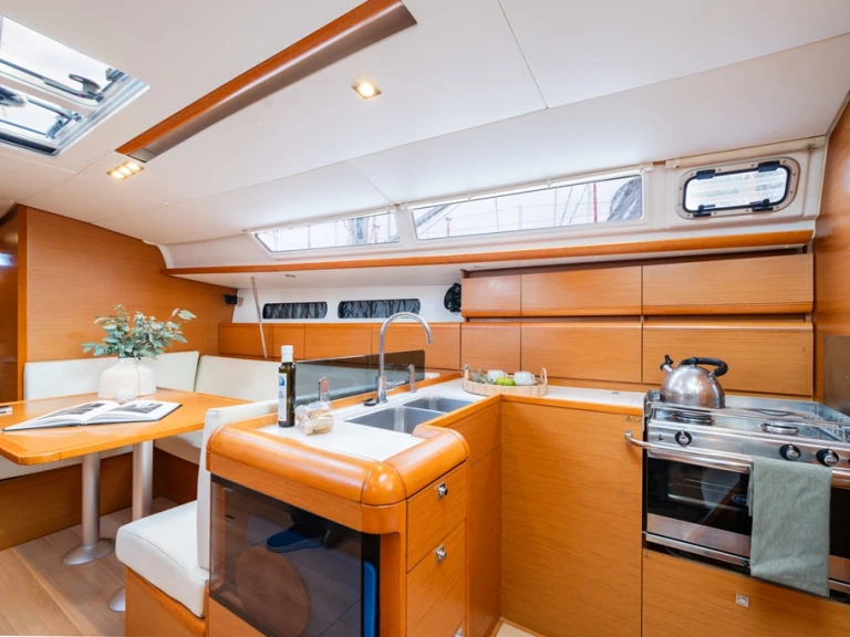 Wynajem Żaglowiec Jeanneau z patentem 