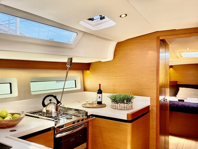 Wynajem Żaglowiec Jeanneau z patentem 