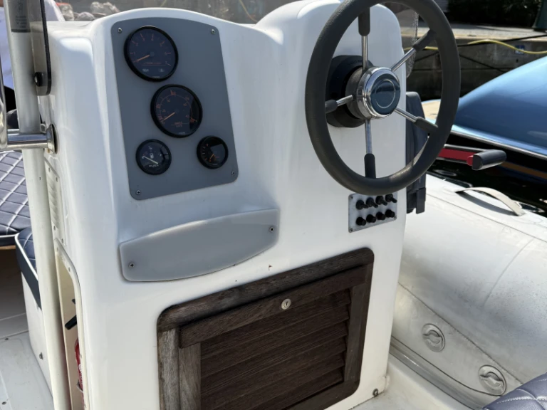 Capelli Tempest 500 między profesjonalistami a osobami prywatnymi w Port Grimaud