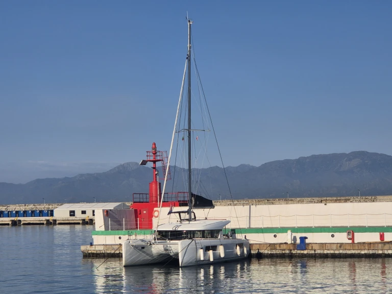 Wynajem Katamaran Lagoon z patentem 