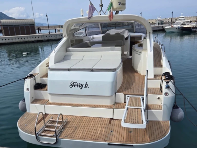 Luksusowy jacht do wynajmu w Capri w najlepszej cenie