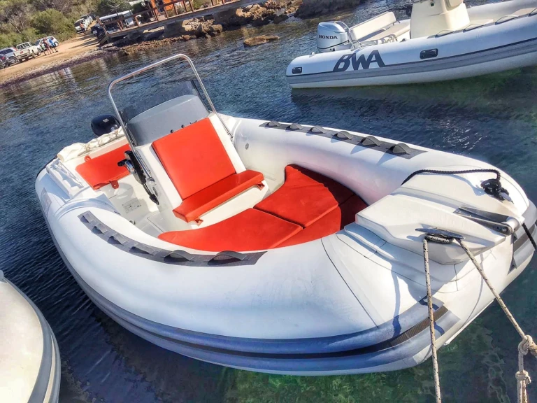 Wynajem Łódż półsztywna Magnus z patentem 