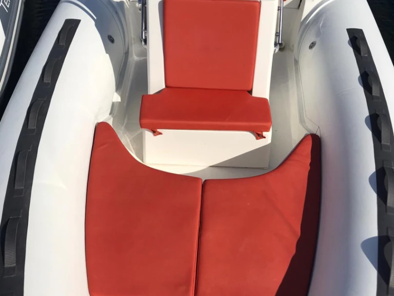 Łódż półsztywna do wynajmu w Porto Rotondo w najlepszej cenie