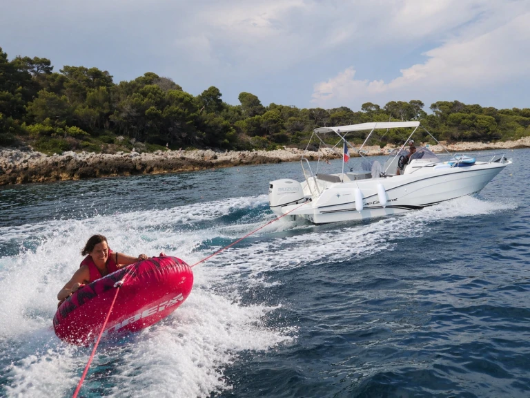 Wynajmij Jeanneau Cap Camarat 6.5 WA Serie 3 w Antibes