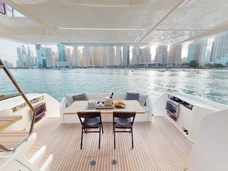 Wynajem łodzi Dubai Marina tanio FERRETTI 670