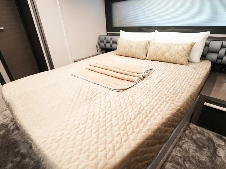 Wynajem Motorówka Pershing z patentem 