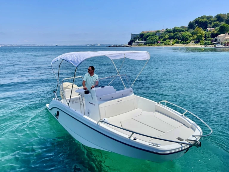 Bénéteau Flyer 6 między profesjonalistami a osobami prywatnymi w Cambrils