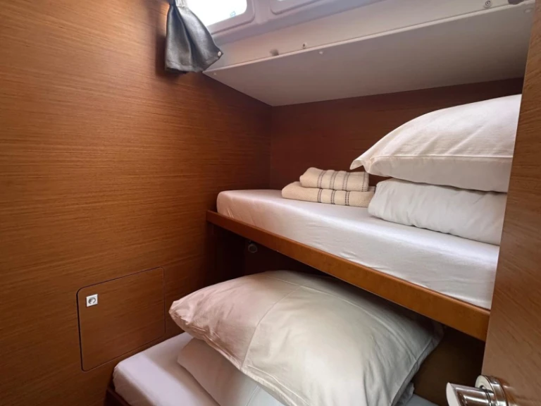 Jeanneau Sun Odyssey 519 między profesjonalistami a osobami prywatnymi w Donji Seget