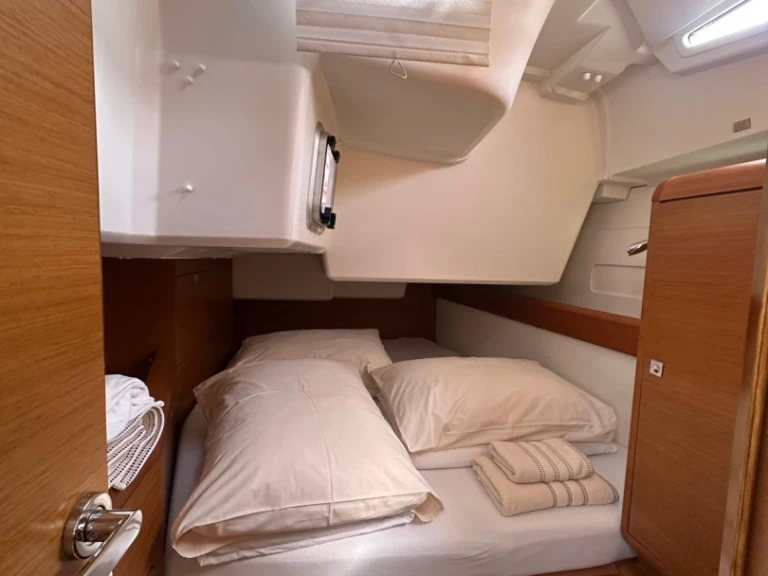 Wynajmij Jeanneau Sun Odyssey 519 w Donji Seget