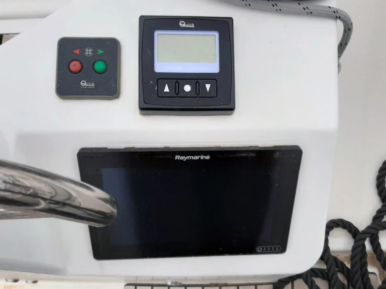 Wynajem Żaglowiec Jeanneau z patentem 