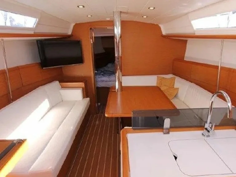 Jeanneau Sun Odyssey 379 (3 cab.) między profesjonalistami a osobami prywatnymi w Alimos