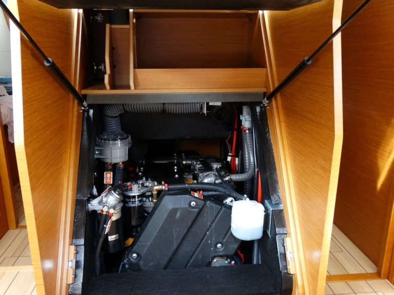 Wynajem Żaglowiec Jeanneau z patentem 