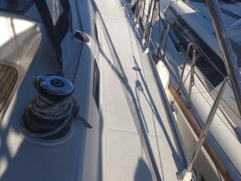 Wynajmij Bavaria Bavaria Cruiser 56 (6 cab.) w Alimos