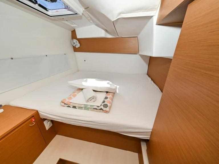 Excess Excess 11 (6 cab.) między profesjonalistami a osobami prywatnymi w Pula