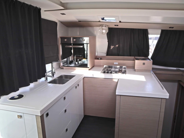 Wynajem Katamaran w Nea Peramos - Fountaine Pajot Astréa 42 Maestro (5 cab.)