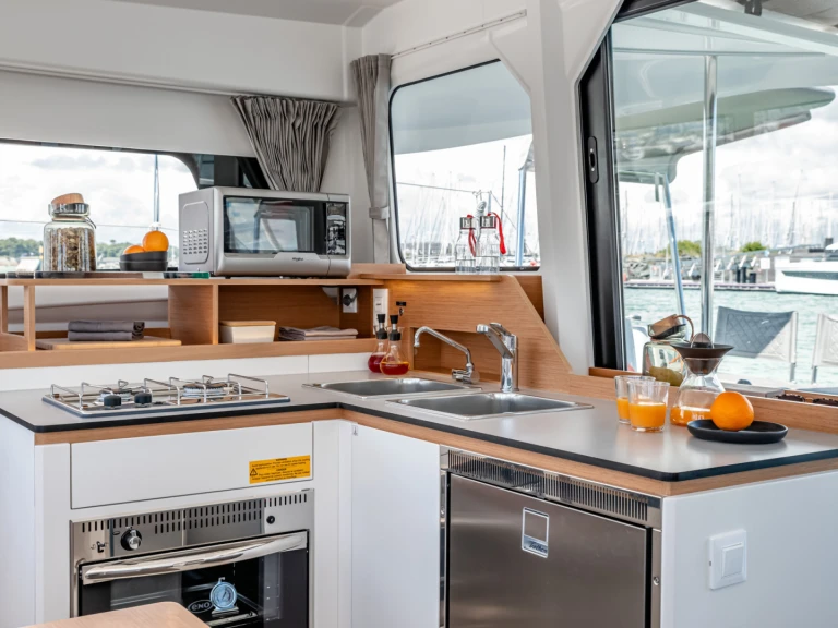 Wynajem Katamaran Excess z patentem 