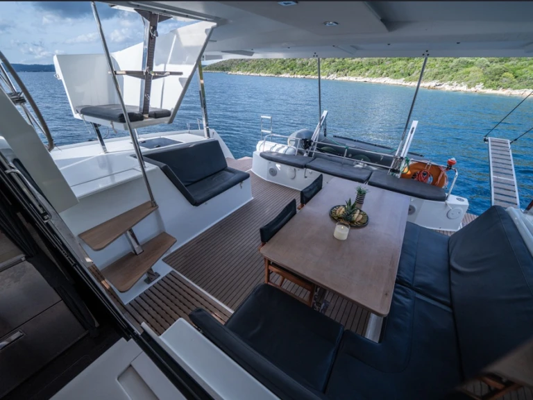 Wynajem Katamaran Fountaine Pajot z patentem 