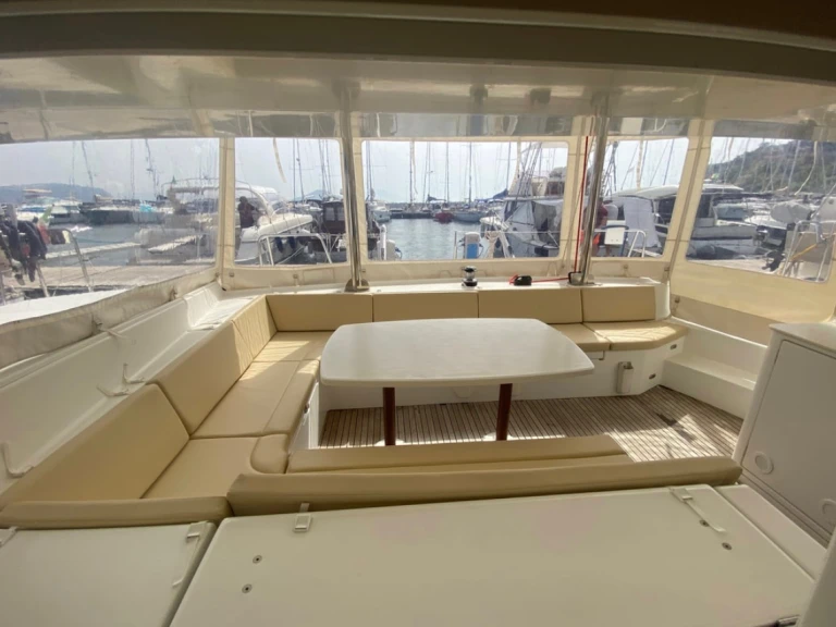 Lagoon Lagoon 44 między profesjonalistami a osobami prywatnymi w Nettuno