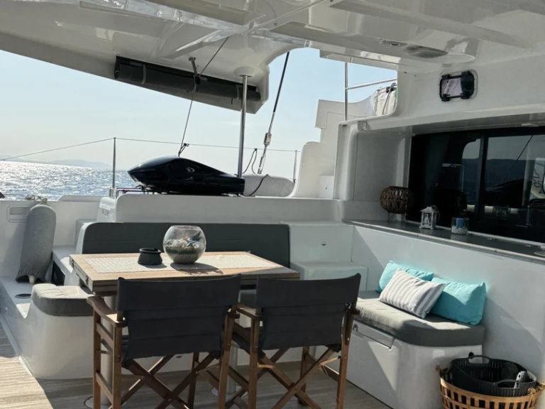 Wynajem łodzi Lagoon Lagoon 46 w Alimos na SamBoat 