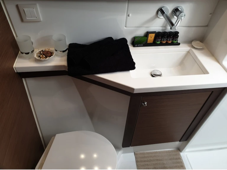 Wynajem Katamaran Lagoon z patentem 