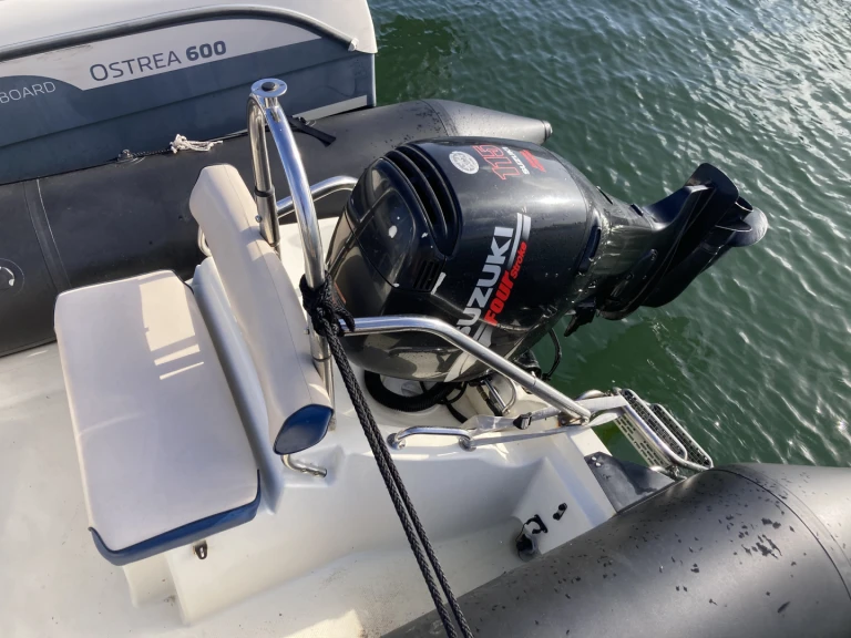 Bombard Explorer 640 SB między profesjonalistami a osobami prywatnymi w Larmor-Plage