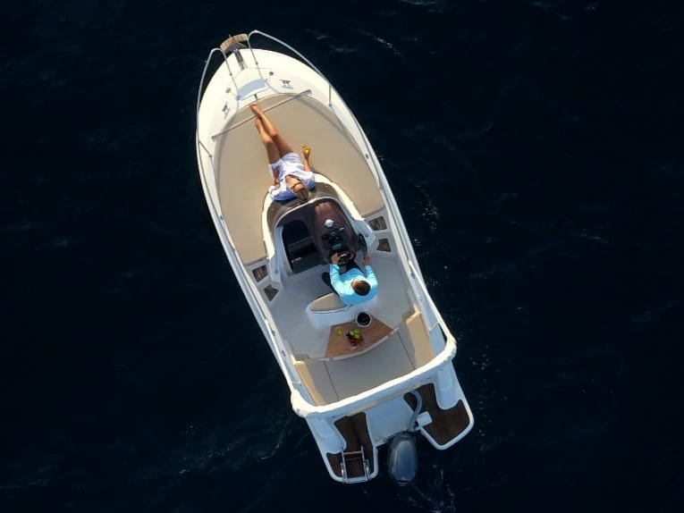 Wynajem Motorówka w Porto di Salerno - Romar Bermuda 690