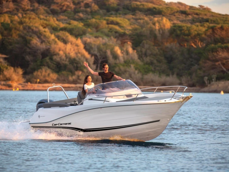 Jeanneau Cap Camarat 6.5 WA Serie 3 między profesjonalistami a osobami prywatnymi w Porto di Amalfi Marina Coppola