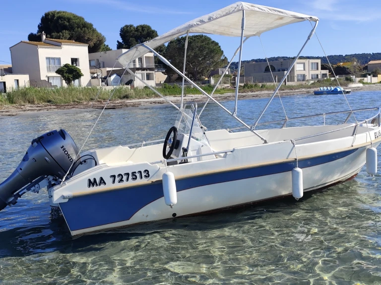 Ultramar Ultra 405 między profesjonalistami a osobami prywatnymi w Port de Sète