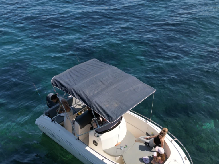 Wynajem Motorówka Pacific Craft z patentem 