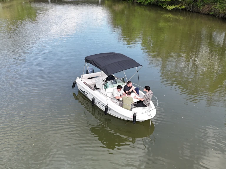 Jeanneau Cap Camarat 515 między profesjonalistami a osobami prywatnymi w Metz