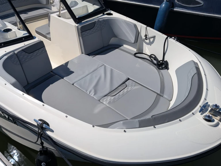 Wynajem Motorówka Bayliner z patentem 