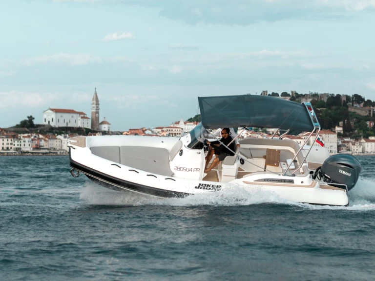 Joker Boat Clubman 24 między profesjonalistami a osobami prywatnymi w Trogir