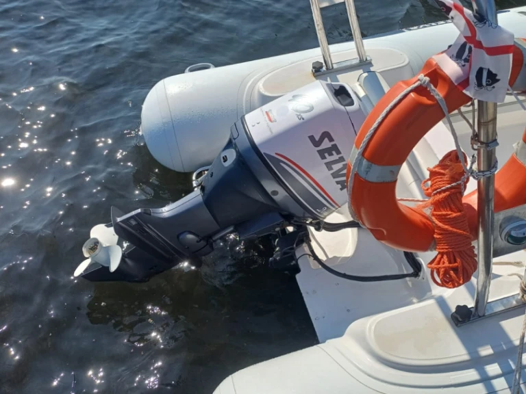 Łódż półsztywna do wynajmu w Quartu Sant'Elena w najlepszej cenie