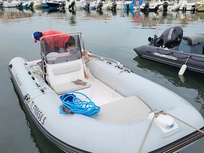 Wynajmij Łódż półsztywna z lub bez skippera Capelli w Six-Fours-les-Plages