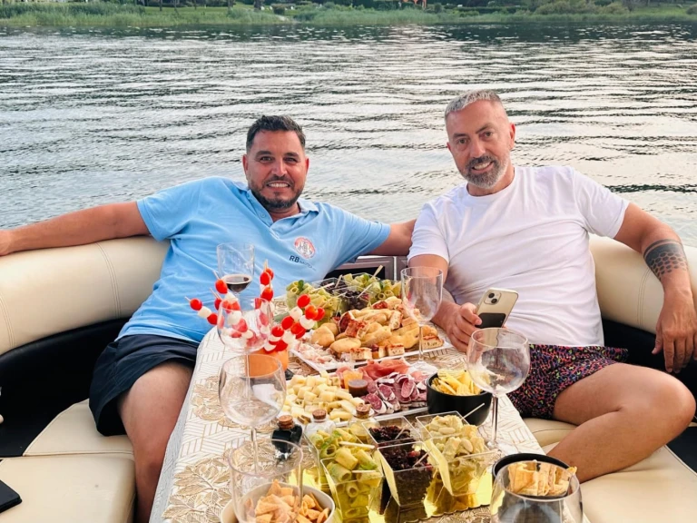 Wynajem Motorówka Pontoon z patentem 