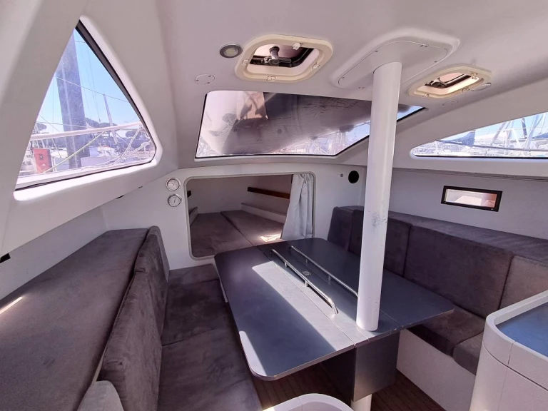 RM RM 1060 między profesjonalistami a osobami prywatnymi w La Trinité-sur-Mer